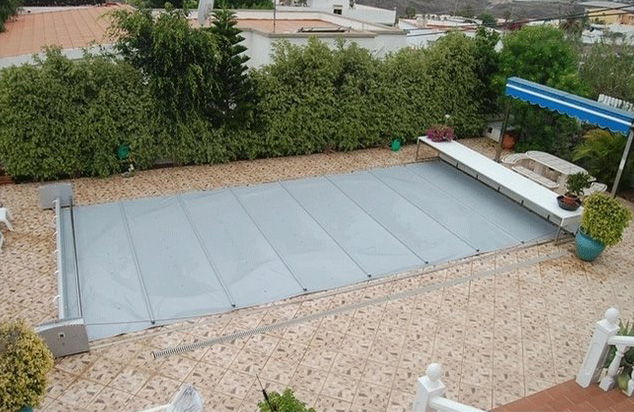 Schutzabdeckung auf dem Beckenrand aufliegend, mit elektrischen Antrieb