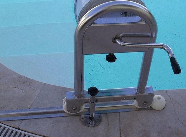 Abdeckung manuell, mit über Wasser fahrbarer Aufrollvorrichtung