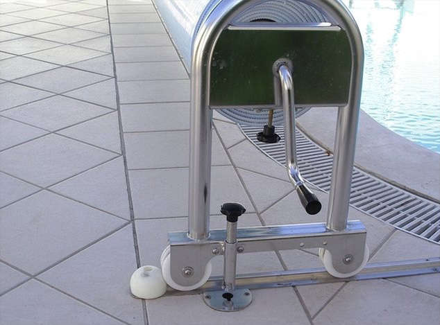 Abdeckung manuell, mit über Wasser fahrbarer Aufrollvorrichtung