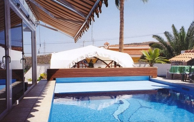 Blaue Abdeckung mit Verkleidung durch stabile Sitzbank