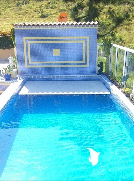 Schwimmbadabdeckung mit Aufwicklung unter Wasser und über dem Beckenboden