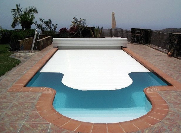 Abdeckung mit Verkleidung durch stabile Sitzbank