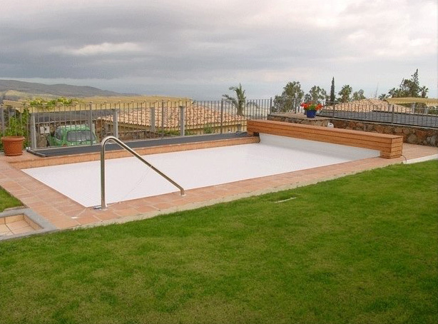 Abdeckung mit Verkleidung durch stabile Sitzbank