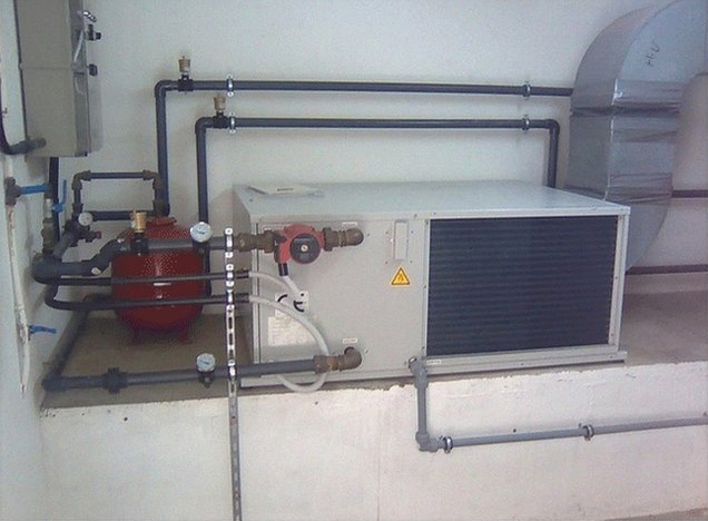 Wärmepumpe für Schwimmbad Heizung im Technikraum