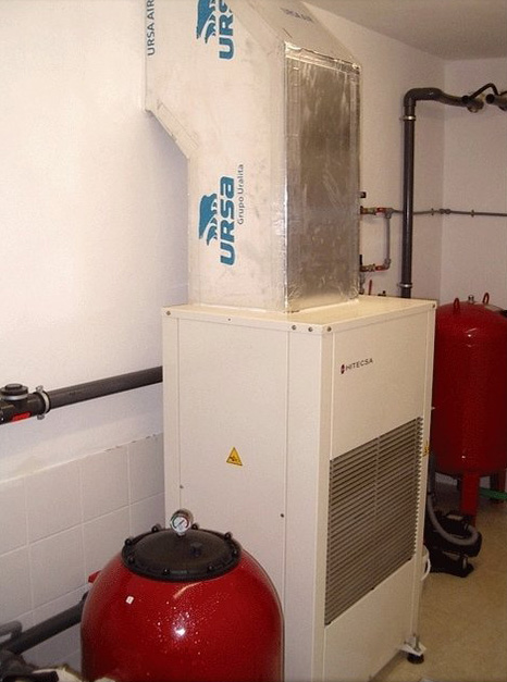 Wärmepumpe für Schwimmbad Heizung im Technikraum