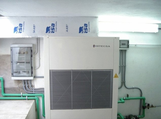 Wärmepumpe für Schwimmbad Heizung im Technikraum